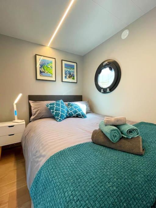 Yarmouth Waterlodge Floating Apartments 2 Ngoại thất bức ảnh